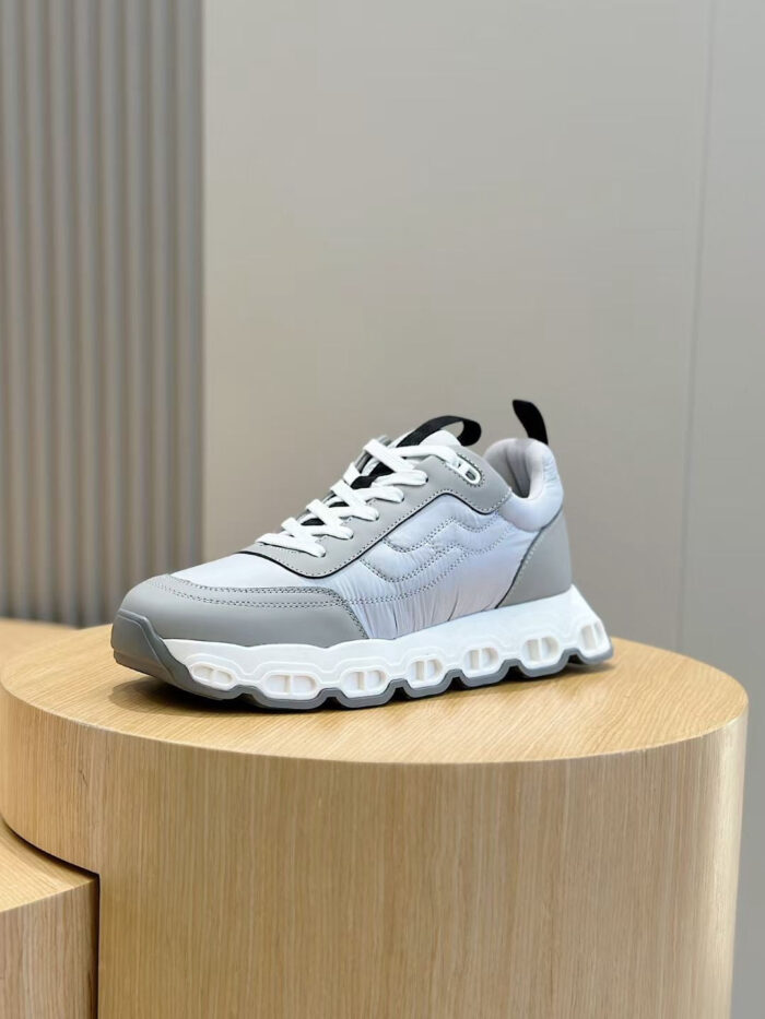 Sneaker grigia moderna con suola chunky e design sportivo per stile e comfort casual.
