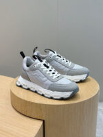 Sneakers grigie moderne con suola bianca, design minimalista e comfort, perfette per uno stile casual.