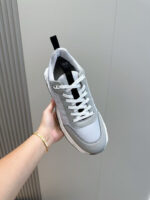 Sneaker moderna grigia con dettagli eleganti, comfort superiore e design attraente per stile e attività quotidiane.