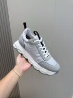 Sneaker moderna grigia con suola innovativa e design elegante, perfetta per stile e comfort quotidiano.
