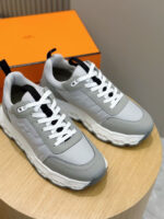 Sneakers moderne in pelle e tessuto su tavolo di legno, stile casual e naturale.