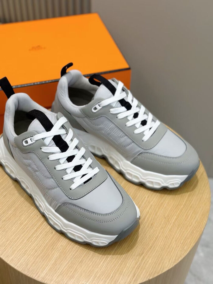 Sneakers moderne in pelle e tessuto su tavolo di legno, stile casual e naturale.