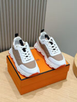 Sneakers moderne su scatola arancione su superficie in legno, stile elegante e design contemporaneo.