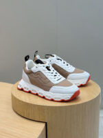 Sneakers moderne con dettagli colorati, su pedana di legno, stile casual e comfort elevato.
