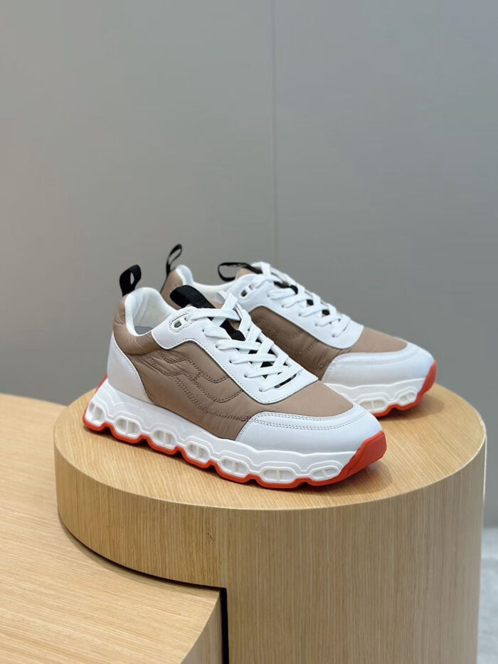 Sneakers moderne con dettagli colorati, su pedana di legno, stile casual e comfort elevato.