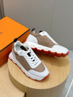 Sneakers moderne con dettagli colorati, design elegante e comfort su tavolo di legno.