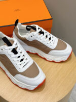 Scarpe sportive moderne con dettagli colorati e design elegante su superficie di legno.