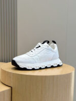 Sneaker bianca moderna con dettagli neri, su stand in legno, stile versatile e trendy.
