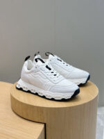 Sneakers bianche moderne con suola innovativa e dettagli neri, perfette per uno stile casual e alla moda.