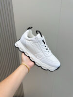 Sneakers bianche moderne, confortevoli, leggere e stilose per ogni occasione casuale o attiva.