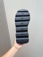 Suola nera di scarpe sportive con dettagli antiscivolo e design flessibile.