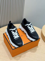 sneakers nere su scatola arancione elegante, stile moderno, comfort e design di alta qualità