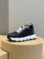 Sneaker nera moderna con suola bianca, design elegante e versatile per ogni occasione.