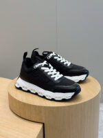 Sneakers nere moderne con suola spessa, dettagli metallizzati e design accattivante.