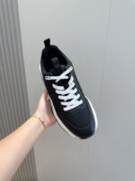 Sneaker nera moderna con lacci bianchi, design trendy e dettagli di stile per ogni occasione.