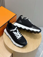 Scarpe sportive moderne nere con suola spessa e dettagli bianchi, eleganti e comode.