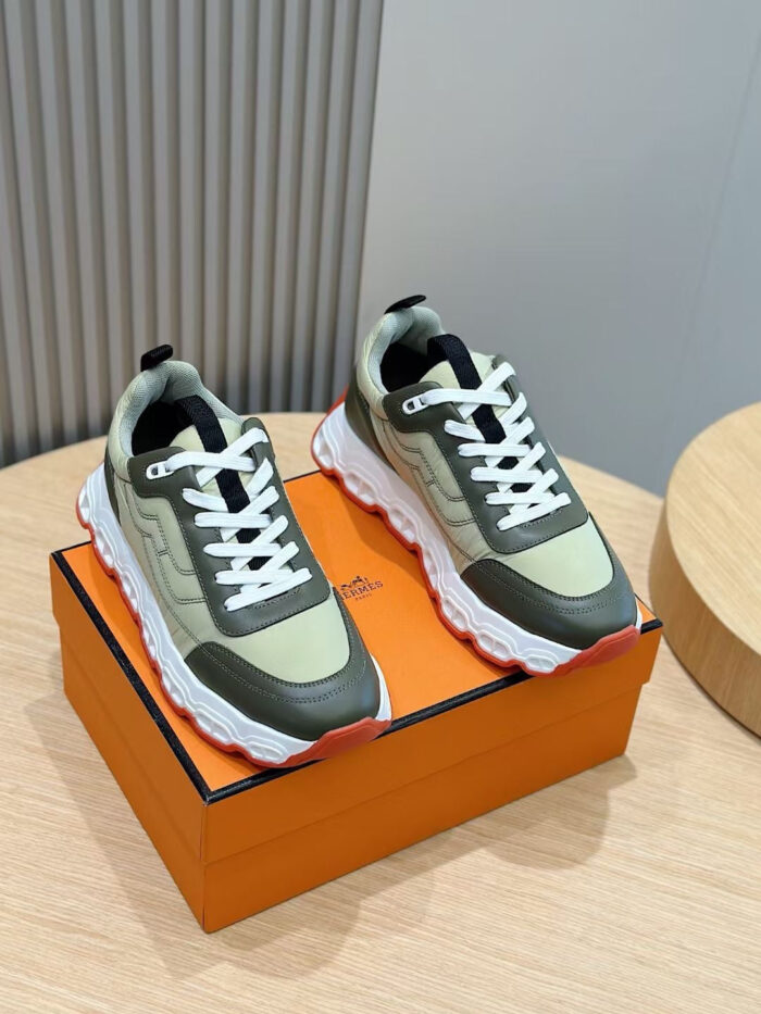 Sneakers verdi moderne su scatola arancione, stile sportivo e design elegante per ogni occasione.