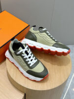 Scarpe da ginnastica urbane con suola chunky rossa, beige e verde oliva, su superficie in legno.