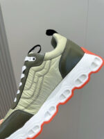 Sneaker moderna colorata con suola arancione e design elegante, perfetta per stile e comfort quotidiano.