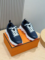 Sneakers navy blu su scatola arancione, moderne e sportive, su tavolo di legno elegante.