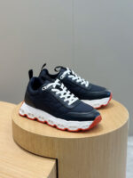 Scarpe sneakers moderne navy blu con suola bianca e dettagli rossi per stile e comfort.