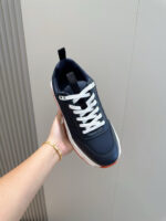 Sneaker sneakers navy blu con suola bianca e dettagli arancioni, comfort e stile moderne