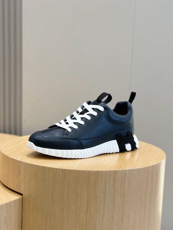 Sneaker blu e bianca versatile, elegante e casual con dettagli moderni e design innovativo.