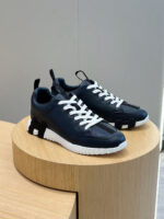 Sneakers moderne navy e bianco su pedana di legno, stile casual e sporty elegante.