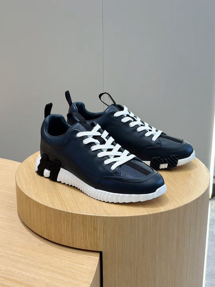 Sneakers moderne navy e bianco su pedana di legno, stile casual e sporty elegante.