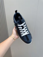 Sneaker moderna blu con lacci bianchi, suola antiscivolo e design elegante per ogni occasione.