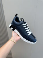 Sneaker donna in navy con suola robusta e dettagli neri, stile modernissimo e confortevole.