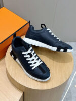 Sneakers nere eleganti su pedestal di legno, stile moderno e comfort sofisticato.
