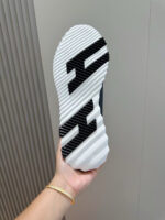 Sotto scarpa con logo H, design dinamico in gomma per trazione e stile moderno.