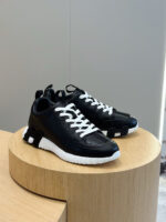 Sneakers nere con suola bianca, stile moderno sul supporto di legno.