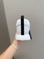 Sneaker bianca moderna con dettaglio nero e tacco elevato, stile trendy e versatile.