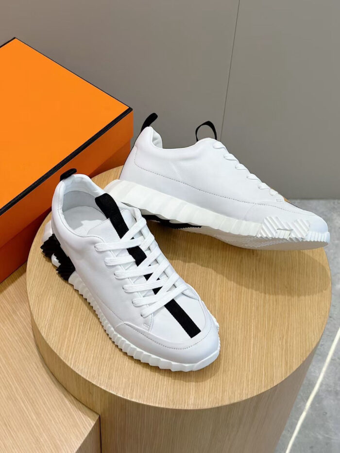 Scarpe sportive bianche con strisce nere, su pendant di legno, esempio di stile e funzionalità.