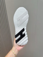 Sole di scarpa sportiva moderna con texture, dettagli nero e design flessibile e antiscivolo.