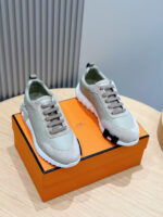 Scarpe sneakers moderne su scatola arancione in ambiente elegante e minimalista.