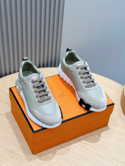 Scarpe sneakers moderne su scatola arancione in ambiente elegante e minimalista.
