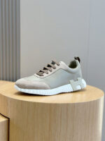 Sneaker casual con suola spessa, tomaia beige in suede e design moderno.