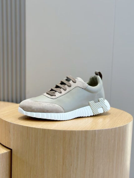 Sneaker casual con suola spessa, tomaia beige in suede e design moderno.