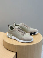 Scarpe sportive beige moderne su pedana di legno con design elegante e comfort elevato.