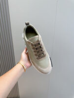 Sneaker casual in verde oliva e beige con suola in gomma e design moderno.