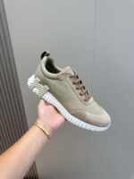 Sneaker verde olivе moderna con suola bianca e dettagli in beige, perfetta per look casual.
