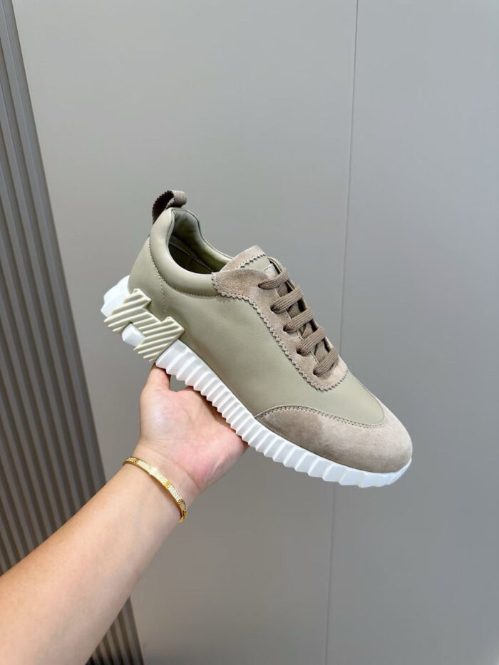 Sneaker verde olivе moderna con suola bianca e dettagli in beige, perfetta per look casual.