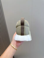 Sneaker moderna oliva con suola bianca e dettagli beige, comfort e stile casual per ogni outfit.