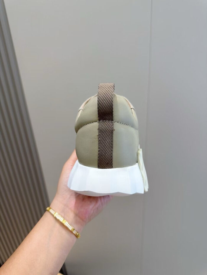 Sneaker moderna oliva con suola bianca e dettagli beige, comfort e stile casual per ogni outfit.