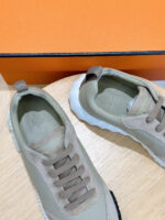 Sneakers beige eleganti con suole bianche e dettagli in suede, perfette per stile e comfort.