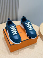 Sneakers moderne su scatola arancione, design contemporaneo, comfort e stile minimalista italiano.