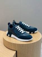 Scarpe sneakers navy blue su supporto in legno, stile moderno e design minimalista.